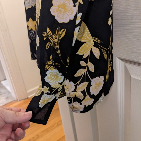 LOFT black, flutter sleeve blouse in a yellow floral pattern, size 24 - Picture 8 of 12
